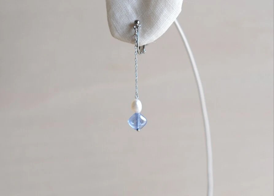 ゆれる淡水パールと水色ガラスのイヤリング — 写真3