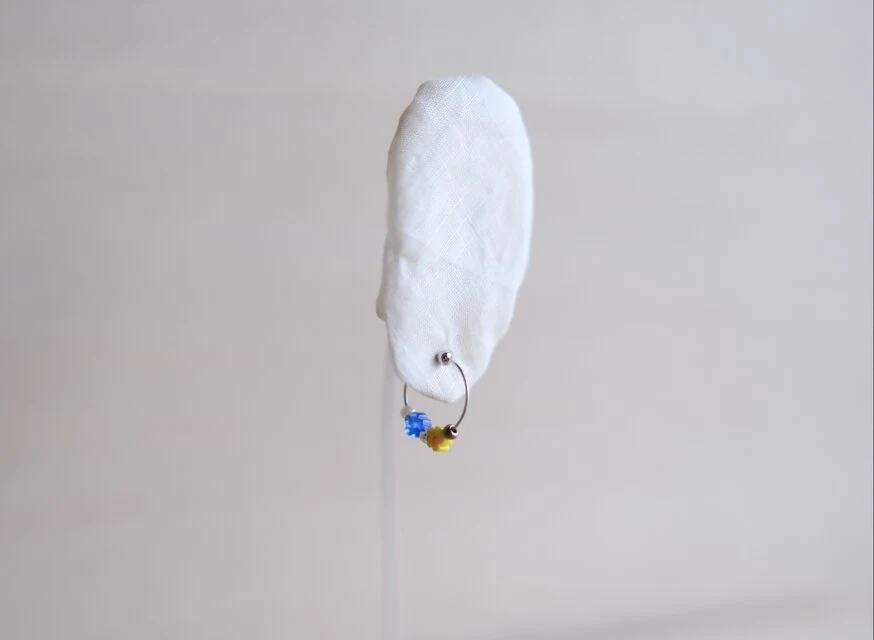 小花のフープイヤリング　黄・青 — 写真4
