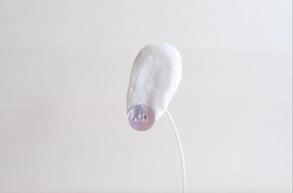 まるいシェルボタンイヤリング　淡ピンク — 写真5