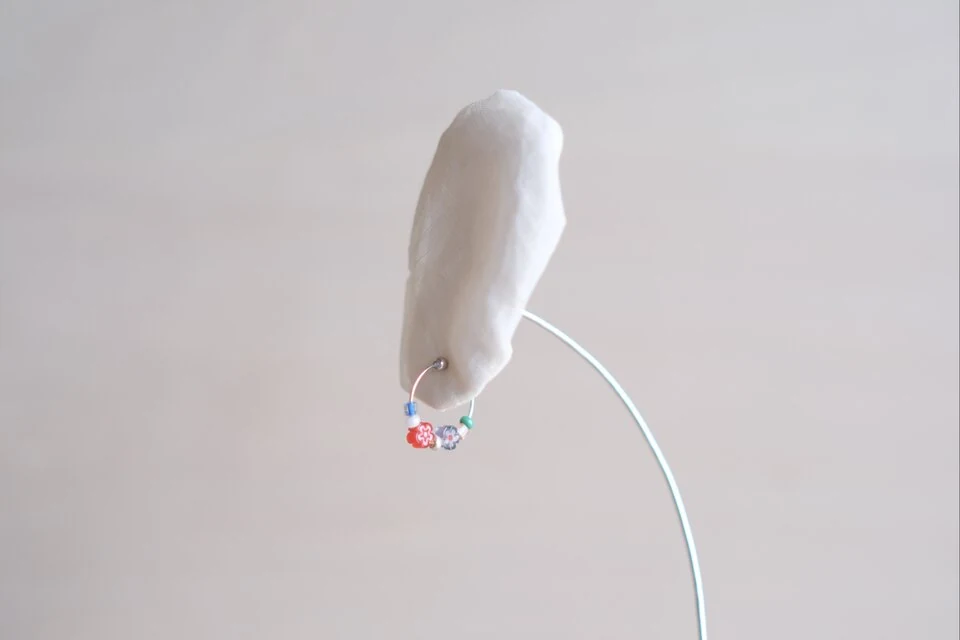 小花のフープイヤリング　カラフル — 写真4