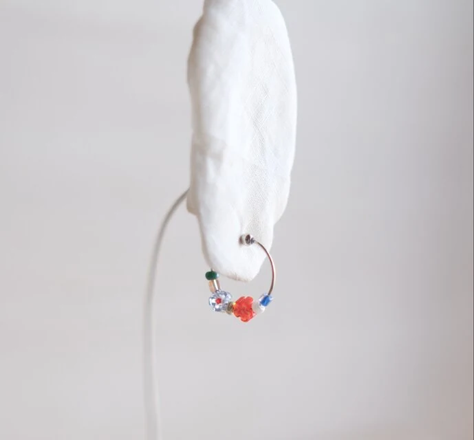 小花のフープイヤリング　カラフル — 写真5