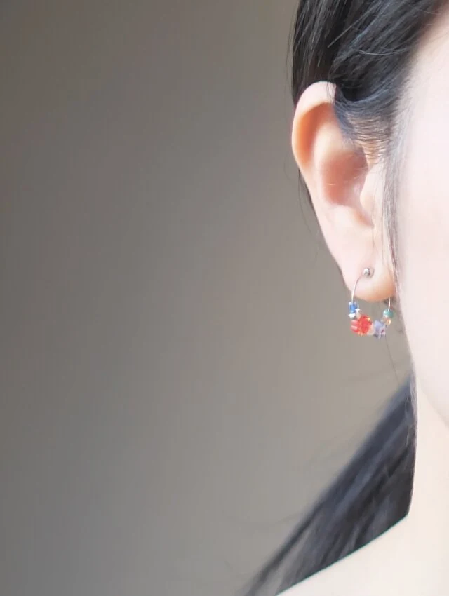 小花のフープイヤリング　カラフル — 写真6