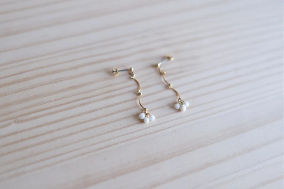 ゆれる小さな白い花のピアス — 写真2