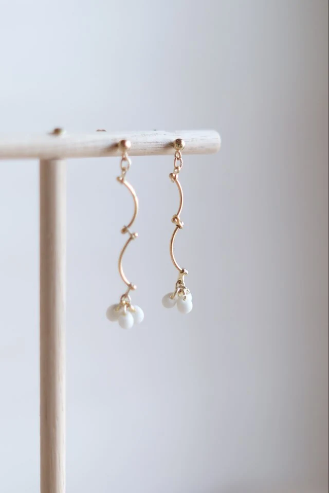 ゆれる小さな白い花のピアス — 写真4