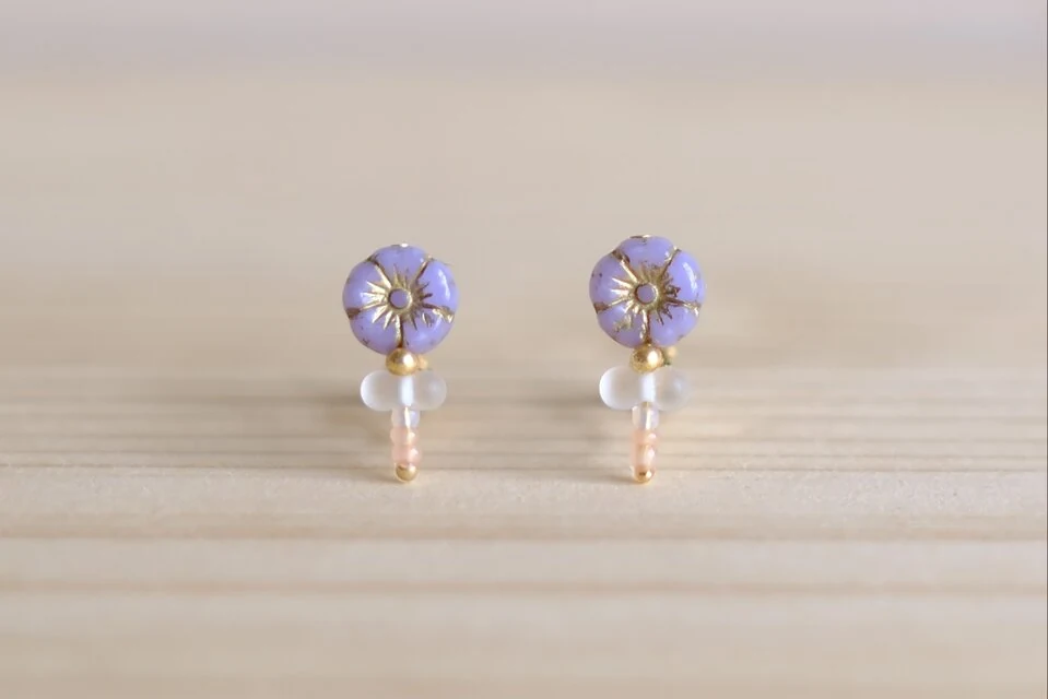 小さな花のイヤリング・ピアス　藤色の小花 — 写真1