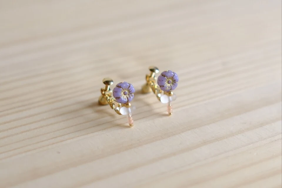 小さな花のイヤリング・ピアス　藤色の小花 — 写真2