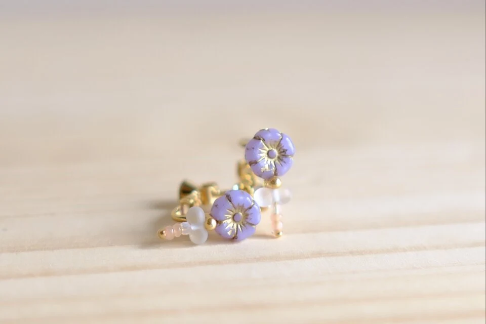 小さな花のイヤリング・ピアス　藤色の小花 — 写真3